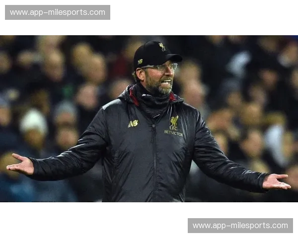 铁锤帮的英勇一战:安菲尔德的红军咆哮,一场战术与激情的双重奏